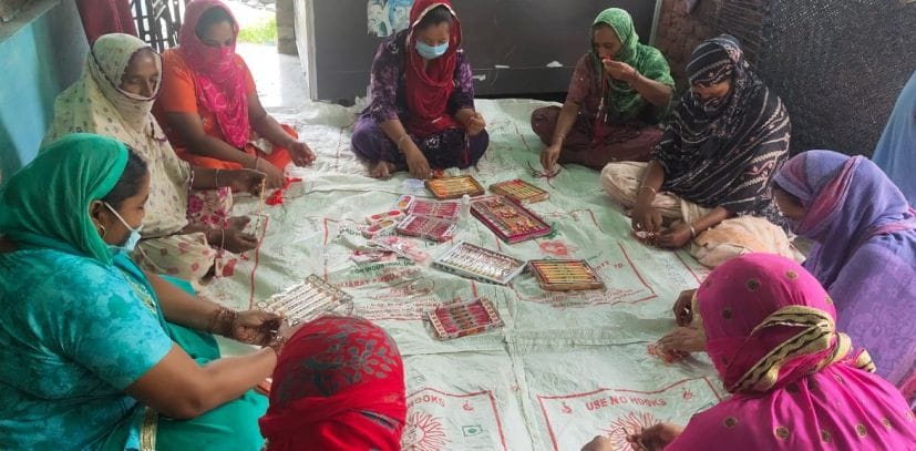 बाजपुर में राखियां तैयार करती स्वयं सहायता समूह की महिलाएं। बाजपुर में राखियां तैयार करती स्वयं सहायता समूह की महिलाएं।