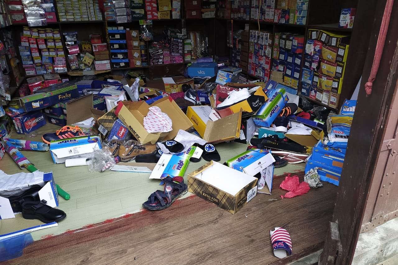 बलेसरा चट्टी पर चोरी के बाद दुकान में बिखरा पड़ा सामान।