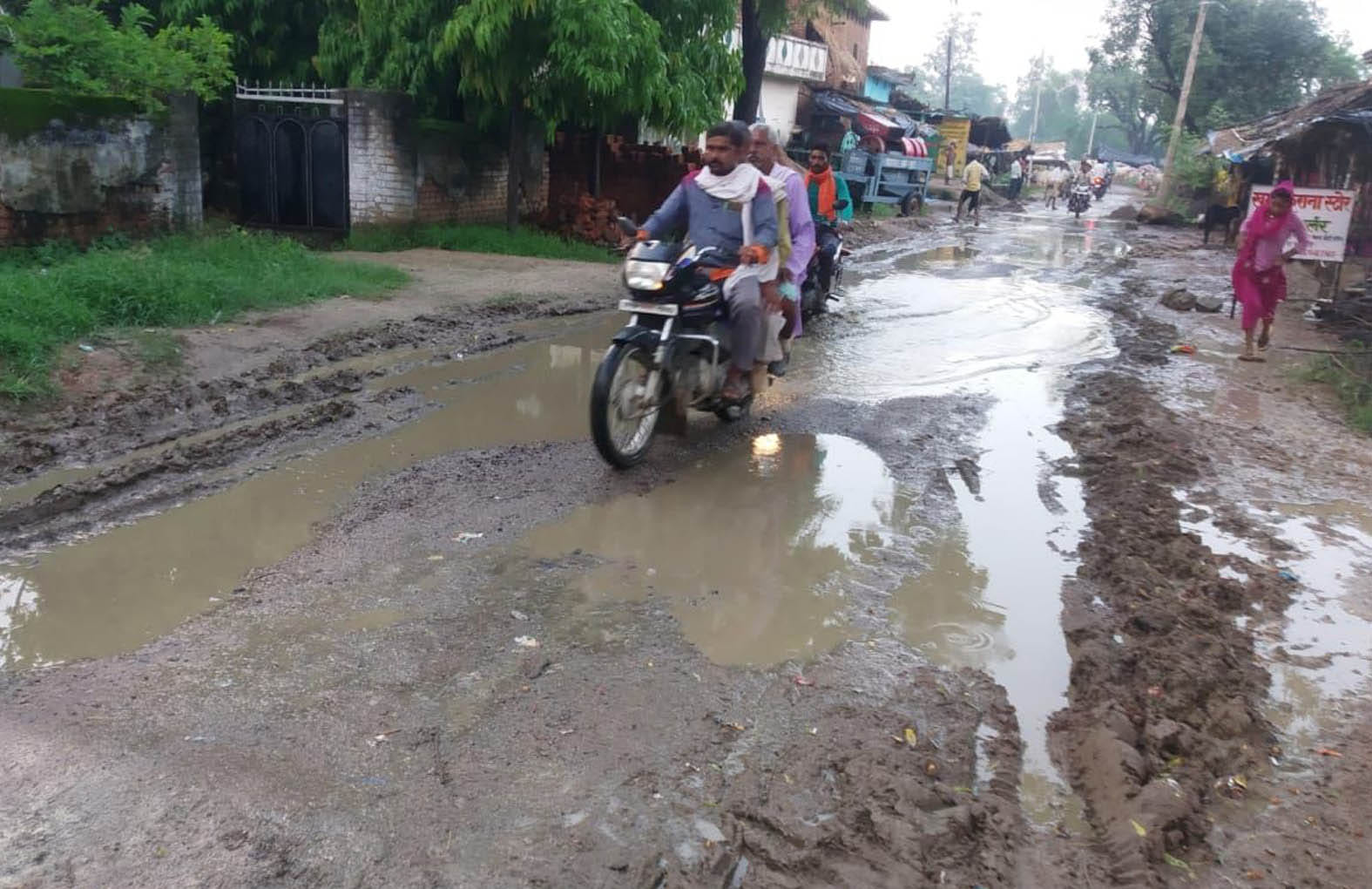 गड्ढों में तब्दील तिंदवारी-बिलबई सड़क। गड्ढों में तब्दील तिंदवारी-बिलबई सड़क।