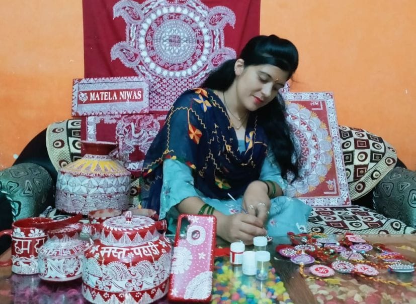 रुद्रपुर के कौशल्या इन्कलेव में राखी बनाती दीपा। रुद्रपुर के कौशल्या इन्कलेव में राखी बनाती दीपा।