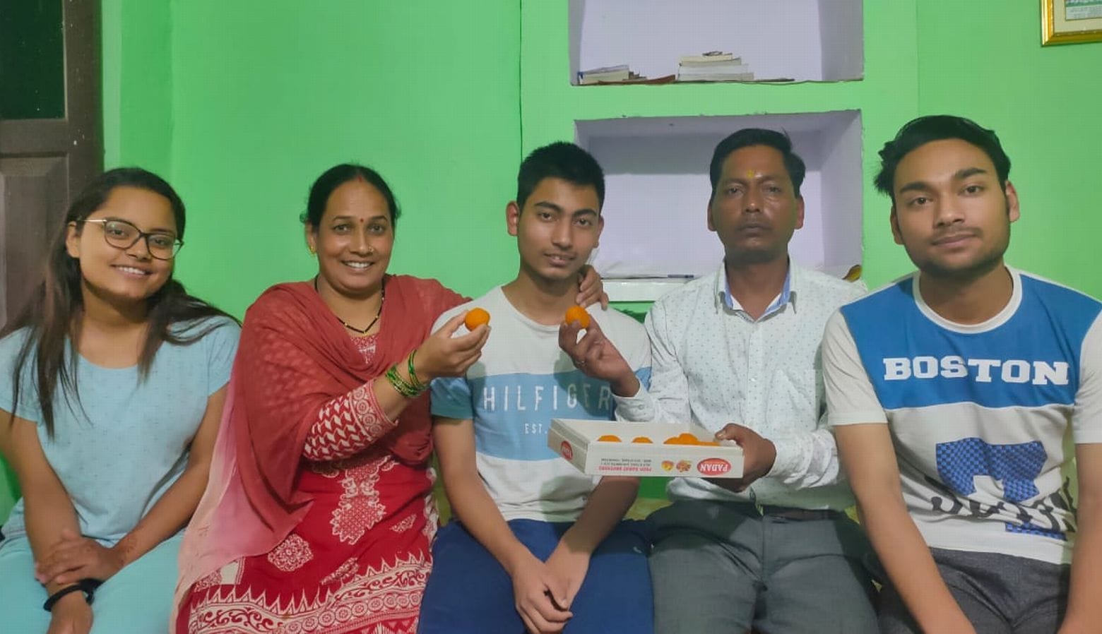 प्रदेश में चौथे स्थान हासिल करने वाले जतिन के परिजन खुशी मनाते हुए प्रदेश में चौथे स्थान हासिल करने वाले जतिन के परिजन खुशी मनाते हुए