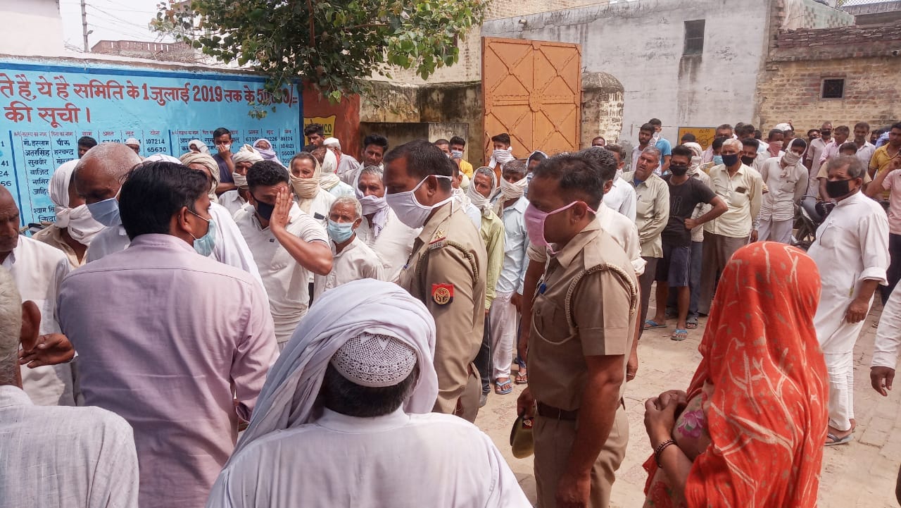 महंगी समिति में यूरिया लेने के दौरान किसानों को व्यवस्थित करते पुलिसकर्मी। महंगी समिति में यूरिया लेने के दौरान किसानों को व्यवस्थित करते पुलिसकर्मी।