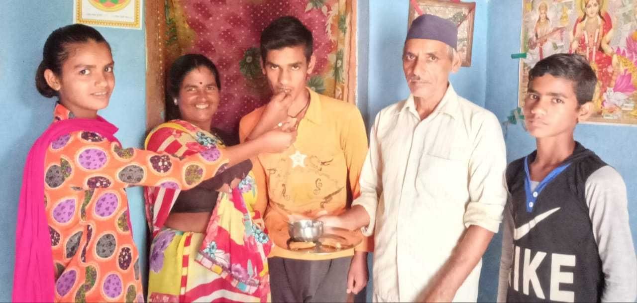 उत्तराखंड बोर्ड में हाईस्कूल परीक्षा में प्रदेश में तेरहवें व चंपावत जिले में प्रथम स्थान पर रह?