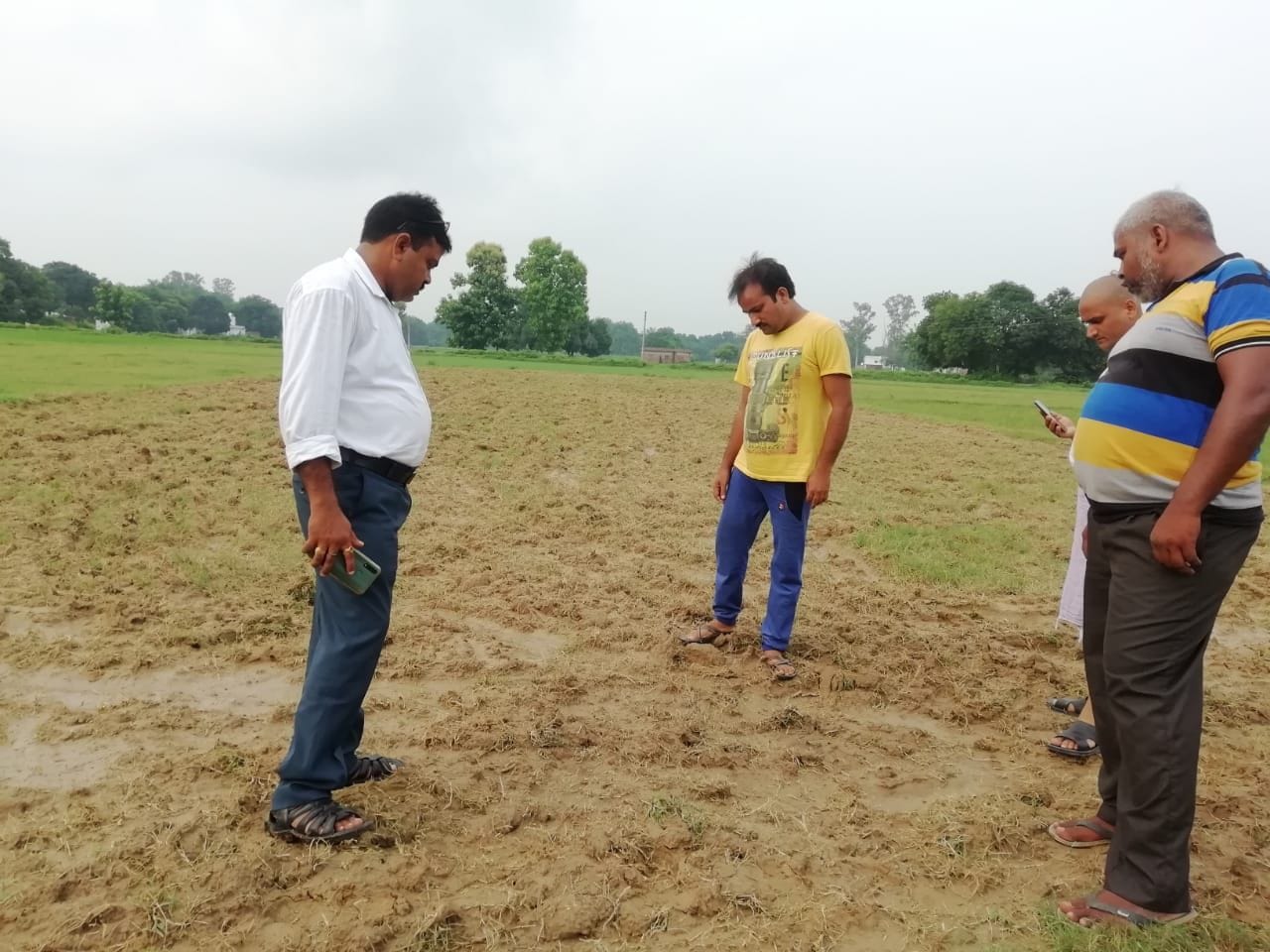 उडैयाडीह क्षेत्र में तेंदुए के पैर का निशान देखते वन विभाग के लोग। उडैयाडीह क्षेत्र में तेंदुए के पैर का निशान देखते वन विभाग के लोग।