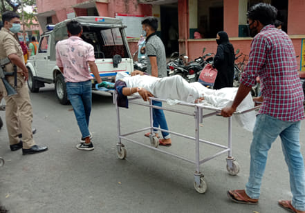 जिला अस्पताल में मरीज को स्ट्रेचर पर ले जाते तीमारदार। जिला अस्पताल में मरीज को स्ट्रेचर पर ले जाते तीमारदार।