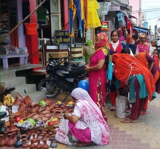 त्योहारों के मौके पर लोग बाजारों में खरीदारी करने जाने लगे हैं।