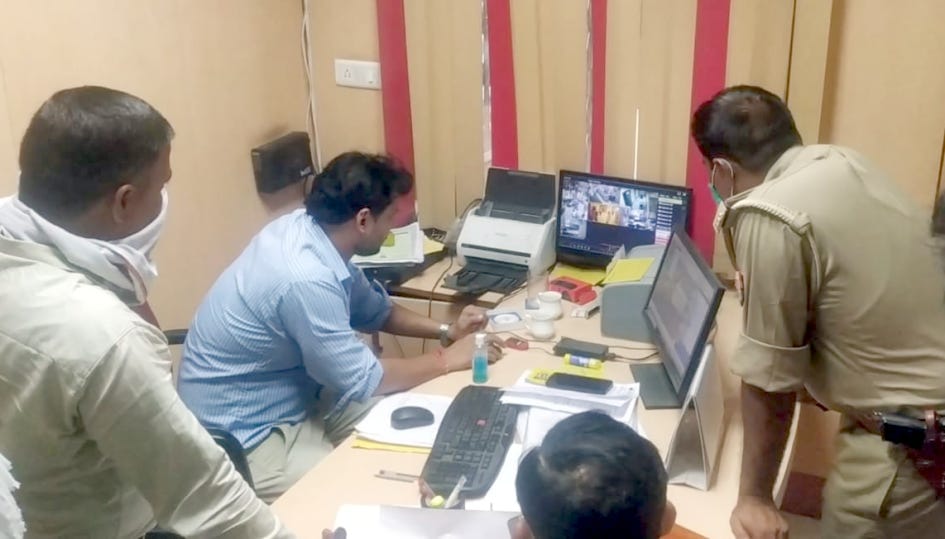 मितौली में महिला से छिनैती के बाद बैंक में सीसीटीवी फुटेज देखते बैंक कर्मी व पुलिस। संवाद मितौली में महिला से छिनैती के बाद बैंक में सीसीटीवी फुटेज देखते बैंक कर्मी व पुलिस। संवाद