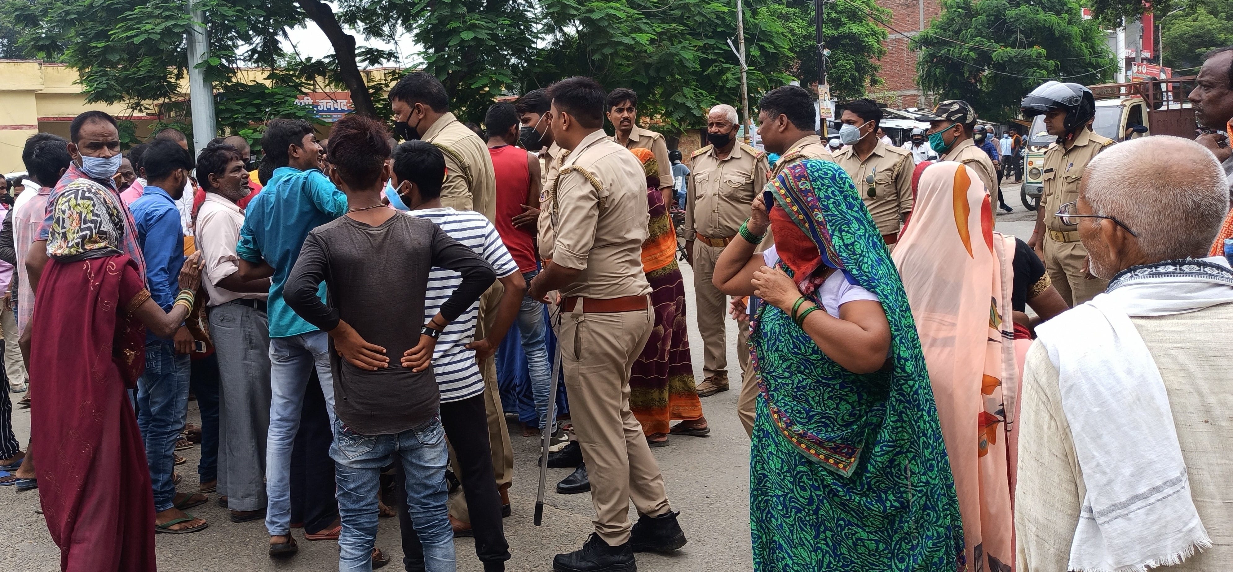 घोसी के पिढ़वल मोड़ पर ट्रक के धक्के से मृत युवक की लाश को कोतवाली के पास राष्ट्रीय राजमार्ग पर रख घोसी के पिढ़वल मोड़ पर ट्रक के धक्के से मृत युवक की लाश को कोतवाली के पास राष्ट्रीय राजमार्ग पर रख