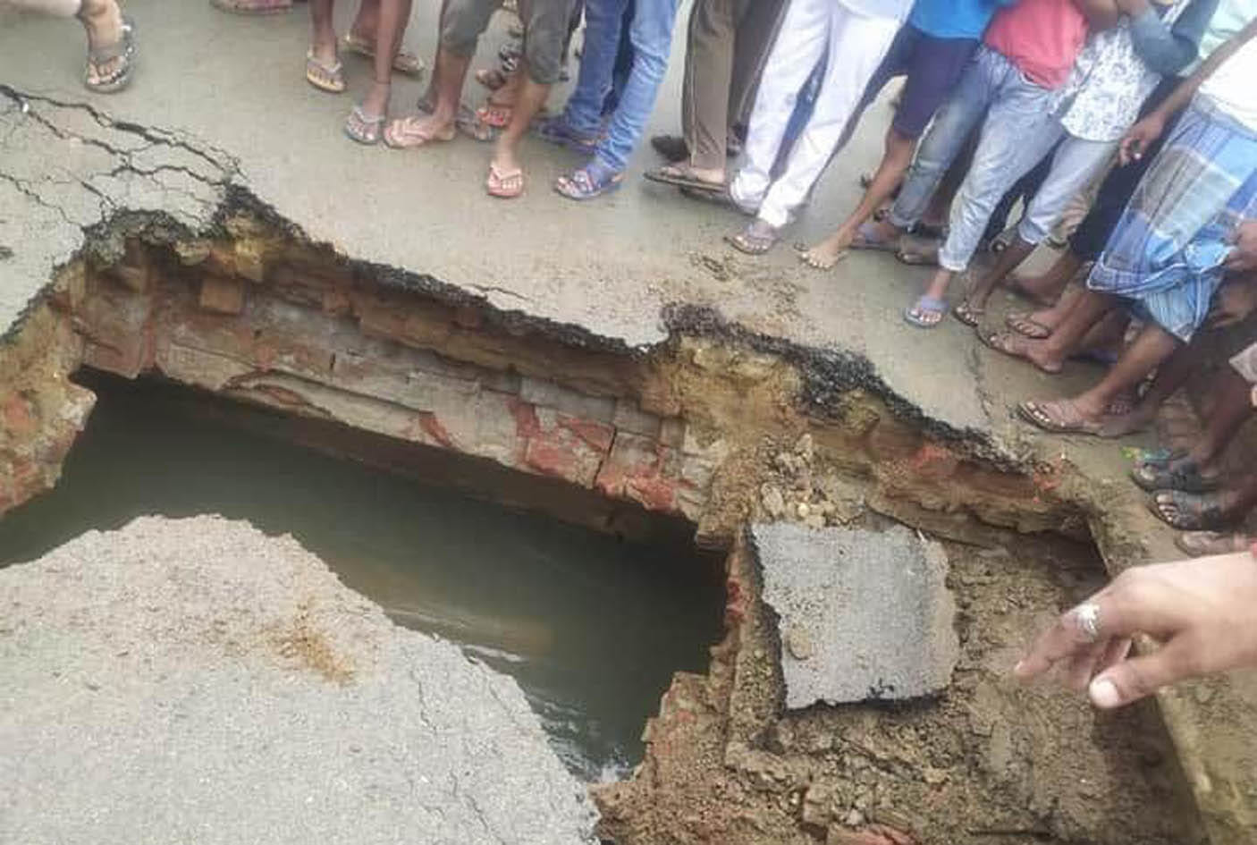 फाजिलनगर-धनौजी मार्ग पर टूटी पुलिया। फाजिलनगर-धनौजी मार्ग पर टूटी पुलिया।