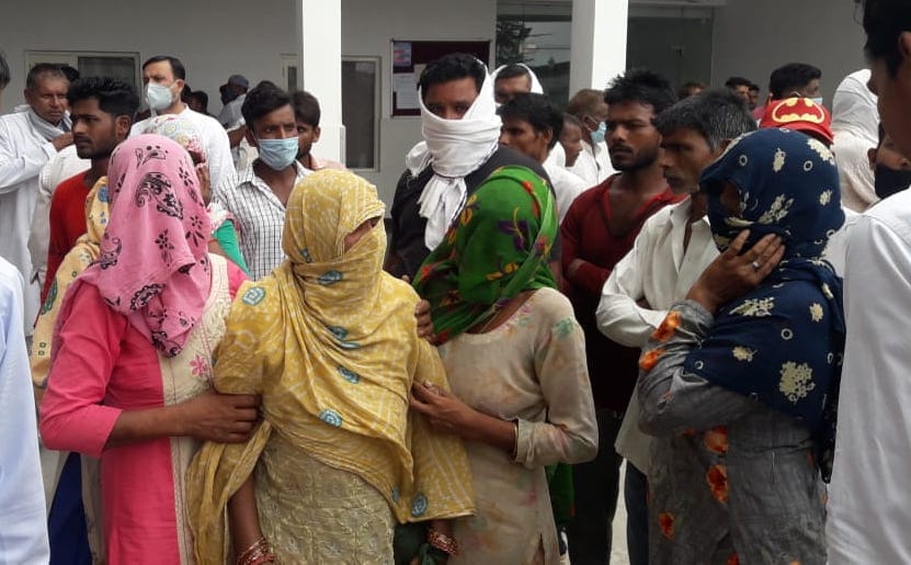 जलालाबाद में विलाप करते मृतक के परिजन जलालाबाद में विलाप करते मृतक के परिजन