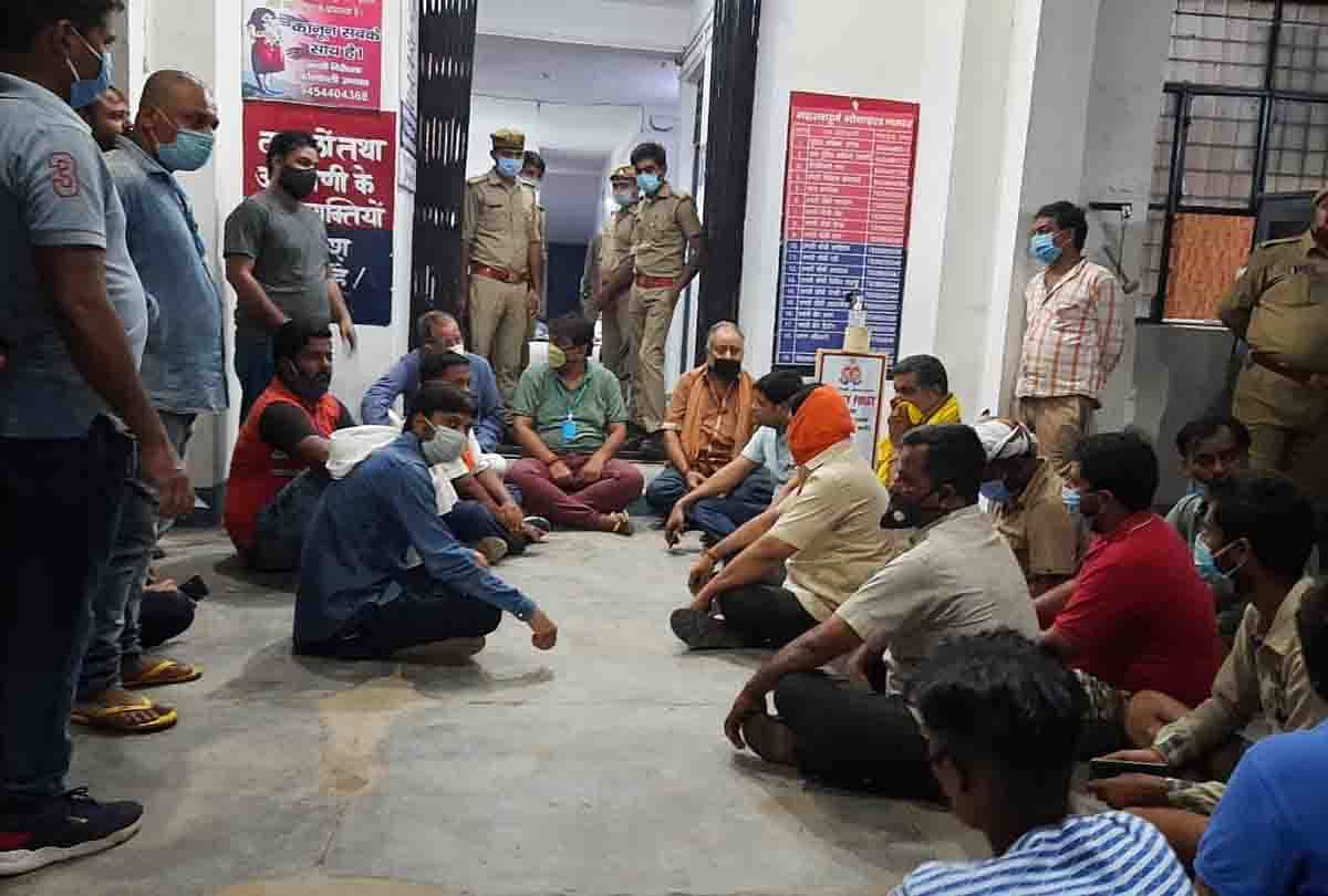 Up: Bjp Mlas, Who Have Been Sitting At The Gate Of The Police Station All  Night - यूपी: पूरी रात थाने के गेट पर बैठे रहे भाजपा विधायक, बोले पुलिस  निर्दोष लोगों