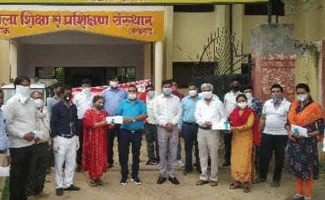 मास्क देते उप शिक्षा निदेशक आईपीएस सोलंकी और एडी बेसिक पूरन सिंह।