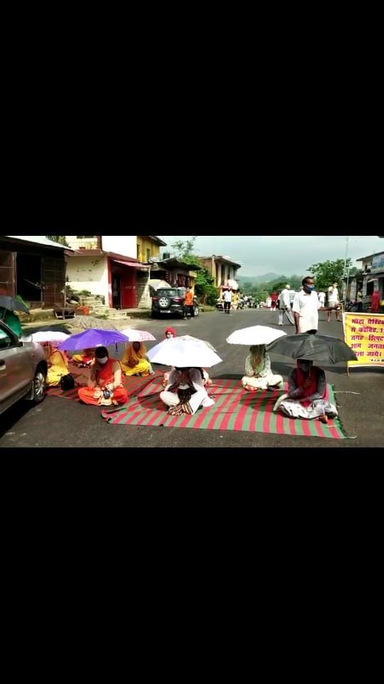 कोविड-19 अस्पताल भोटा के विरोध में उखली में छाता लेकर चक्का जाम करते लोग। कोविड-19 अस्पताल भोटा के विरोध में उखली में छाता लेकर चक्का जाम करते लोग।