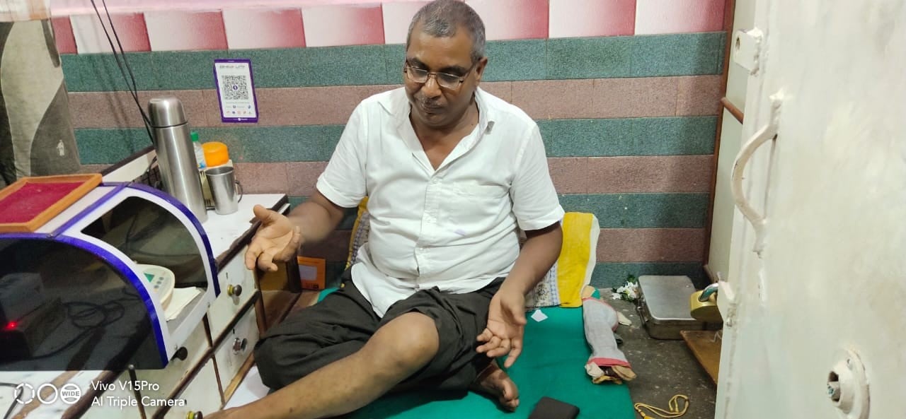 24- पवारा बाजार में सर्राफा व्यवसायी के यहां बदमाशों द्वारा हुई लूट की घटना के बाद भयभीत बैठा व्यवस