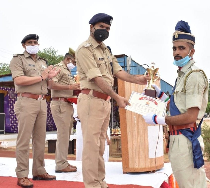 आरक्षी को प्रमाण पत्र देते एसपी। आरक्षी को प्रमाण पत्र देते एसपी।
