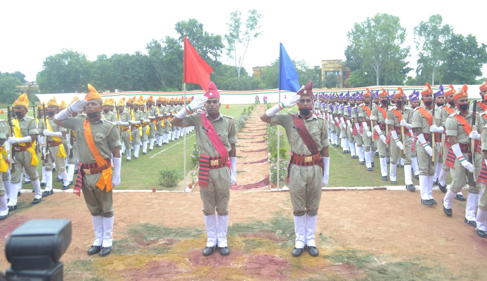 पासिंग आउट परेड में सलामी देते पीएसी के जवान। संवाद