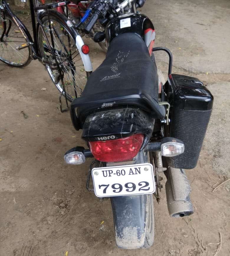 असली बाइक पर लगाया गया नंबर प्लेट। असली बाइक पर लगाया गया नंबर प्लेट।