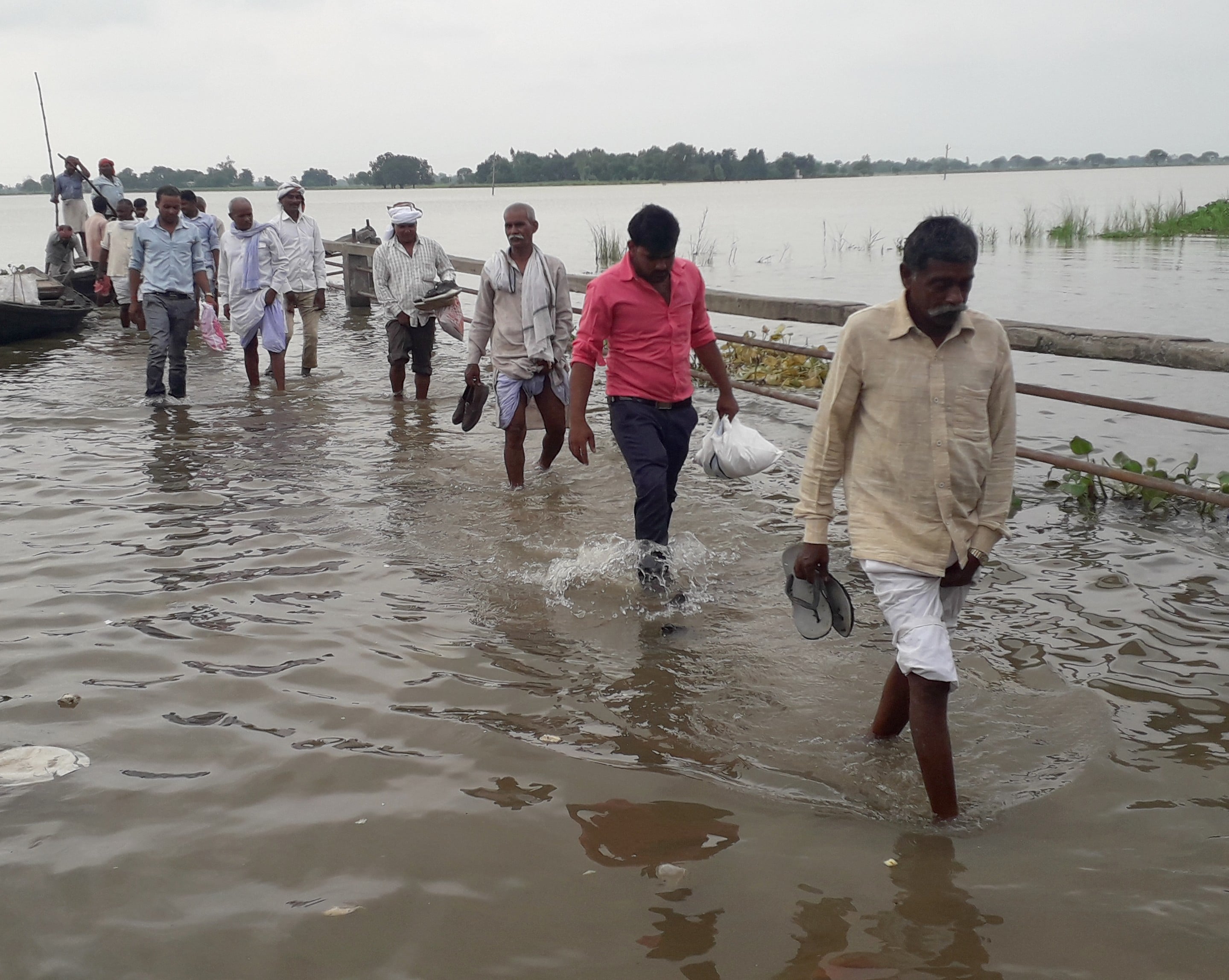 सगड़ी क्षेत्र में ग्रामीणों को बाढ़ आपदा की सूचना देकर आते राजस्व कर्मी।