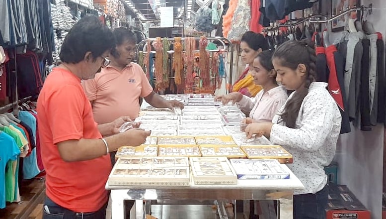 बिजनौर में एक दुकान पर राखियां खरीदती युवतियां।