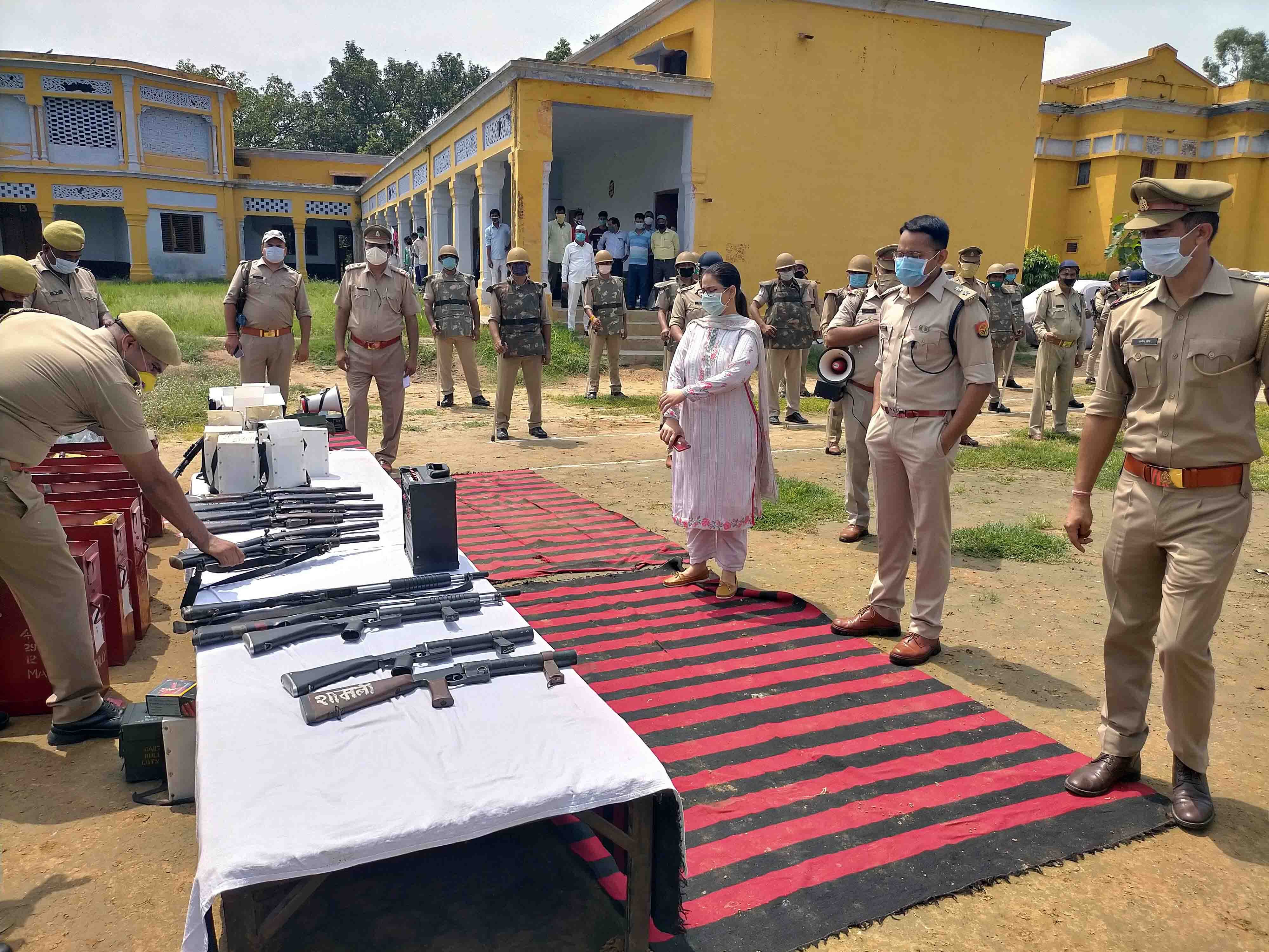 कैराना के पब्लिक इंटर कालेज में माक ड्रिल के दौरान निर्देश देते एसपी व डीएम