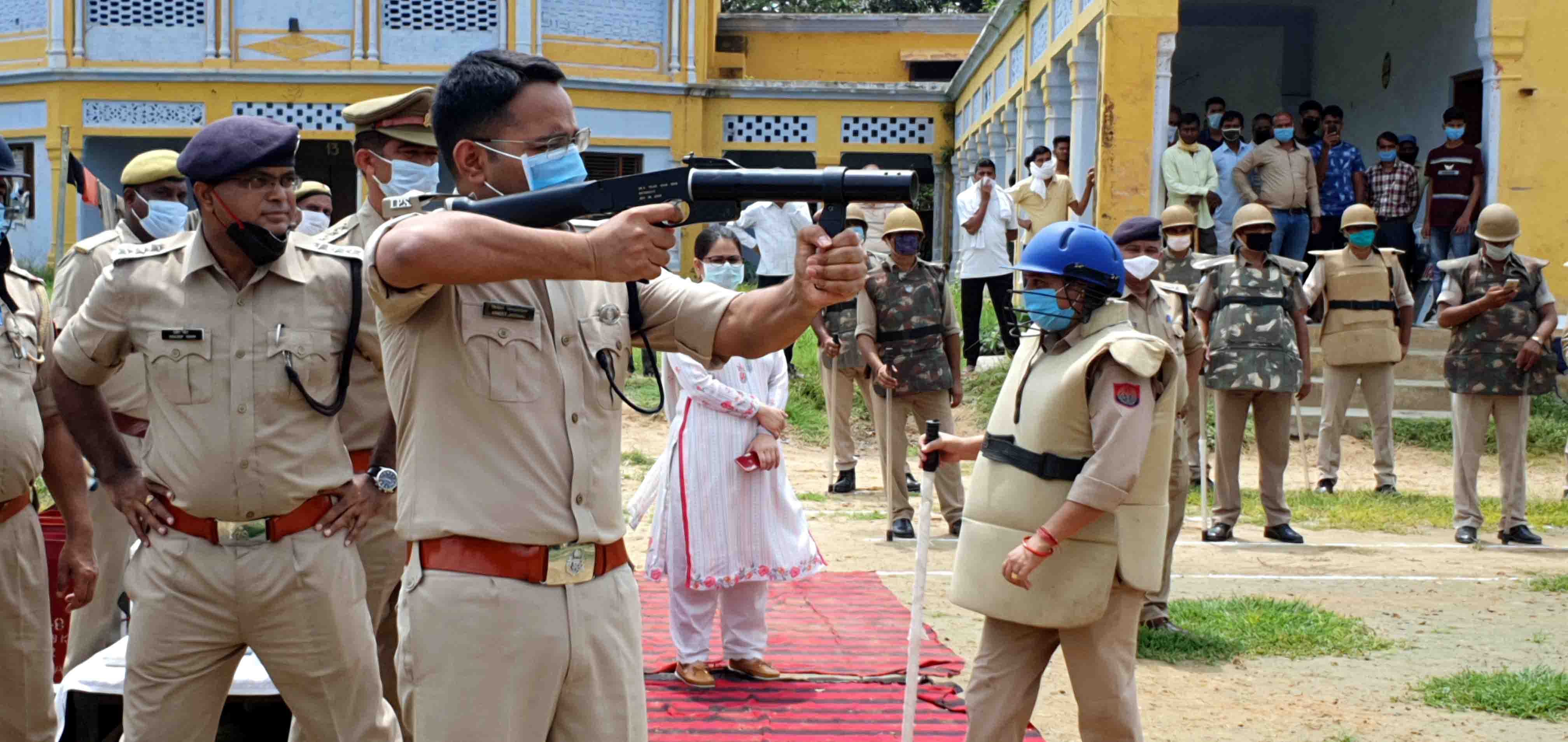 कैराना के पब्लिक इंटर कालेज में माक ड्रिल के दौरान एंटी राइट गन से फायर करते एसपी विनित जायसवाल