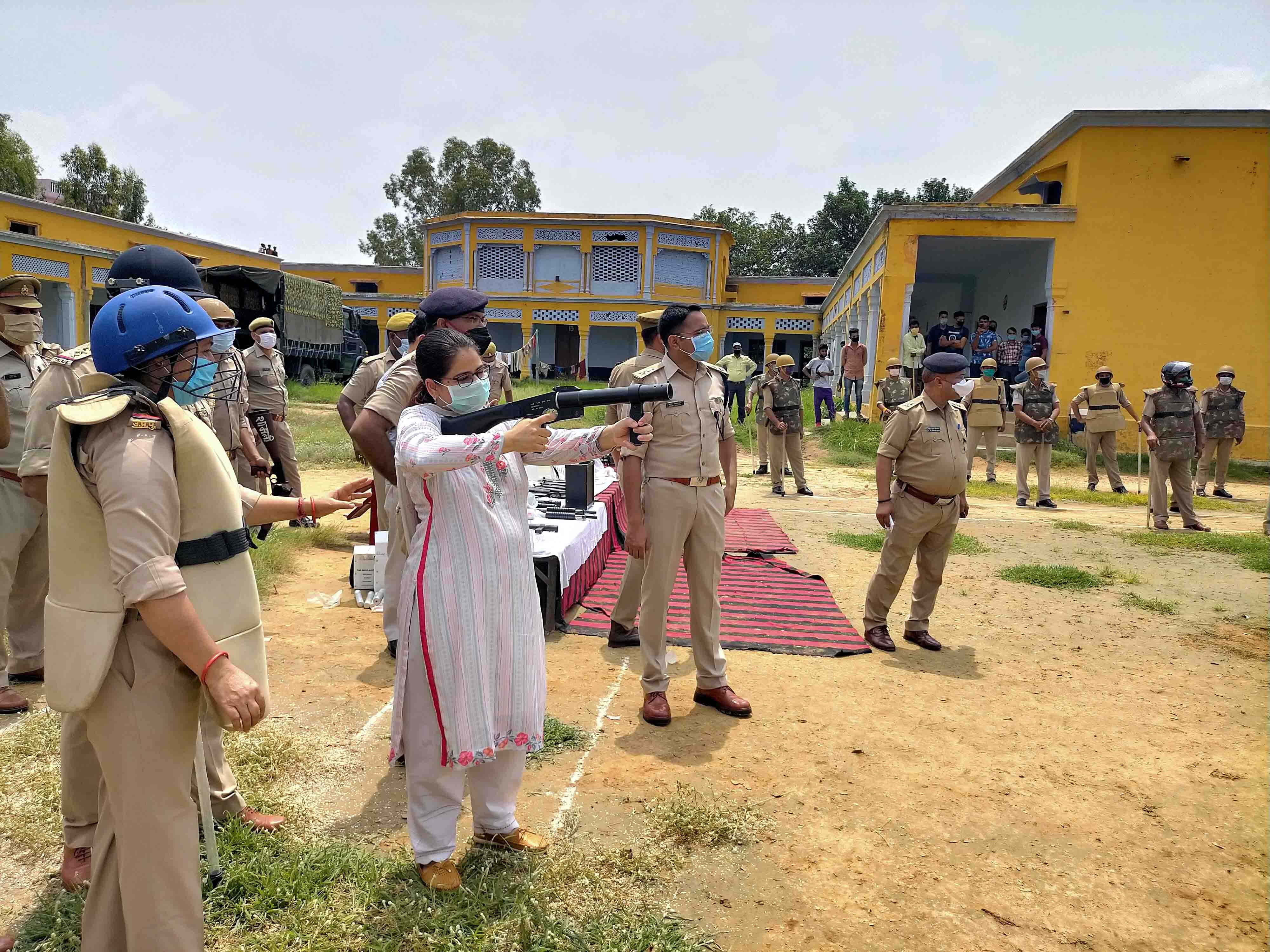 कैराना के पब्लिक इंटर कालेज में माक ड्रिल के दौरान फायर करती डीएम जसजीत कौर