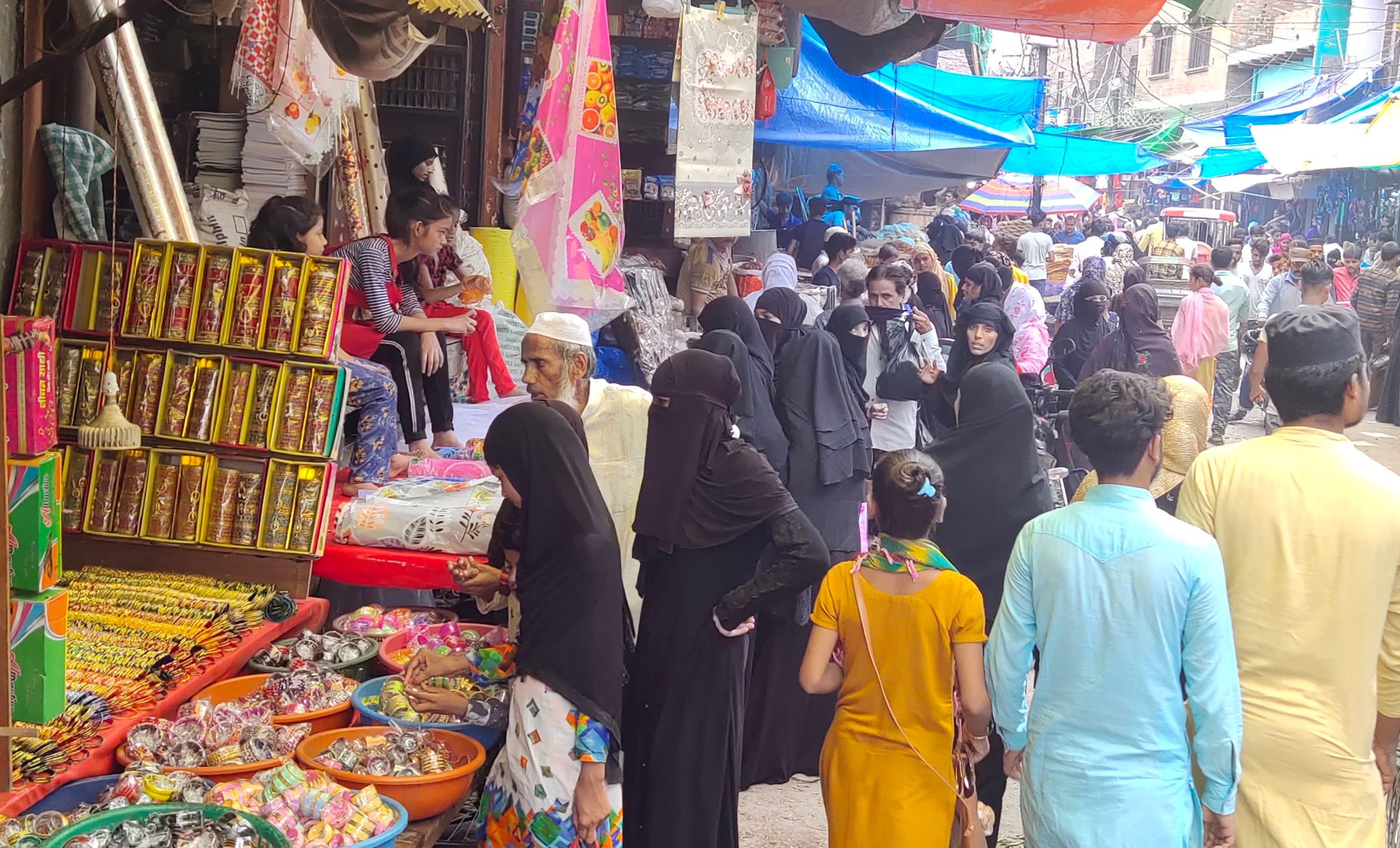 ईद पर हाजीपुरा रोड पर खरीदारी करतीं मुस्लिम महिलाएं