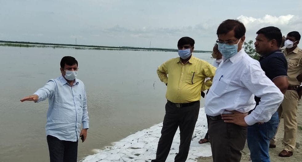 गंगा का जल स्तर पर बढ़ने पर तटबंध का जायजा लेने पहुंचे एसडीएम व अन्य अधिकारी। गंगा का जल स्तर पर बढ़ने पर तटबंध का जायजा लेने पहुंचे एसडीएम व अन्य अधिकारी।