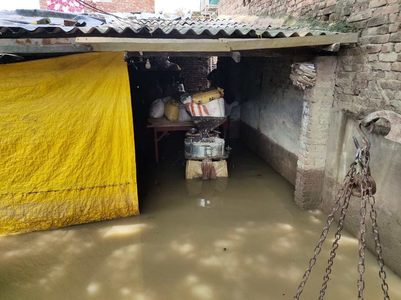 गांव हथौली में घर में भरा बारिश का पानी