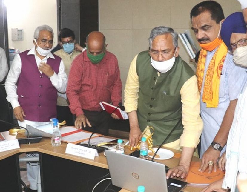 रुद्रपुर के कलक्ट्रेट में ई ऑफिस वेब पोर्टल का शुभारंभ करते मुख्यमंत्री। रुद्रपुर के कलक्ट्रेट में ई ऑफिस वेब पोर्टल का शुभारंभ करते मुख्यमंत्री।