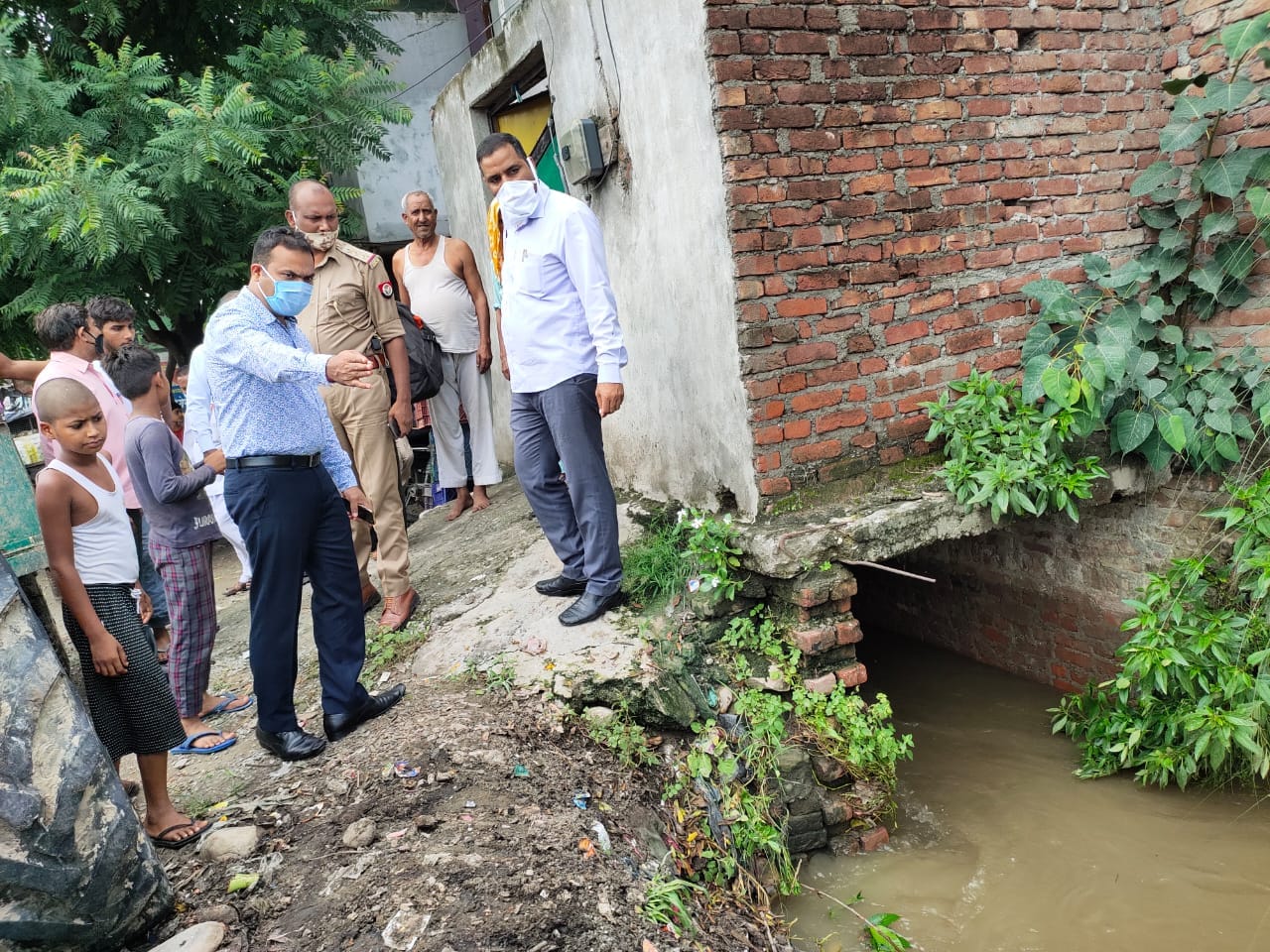 साढौली कदीम में जलभराव की समस्या के बाद मौके पर दिशा निर्देश देते एसडीएम बेहट