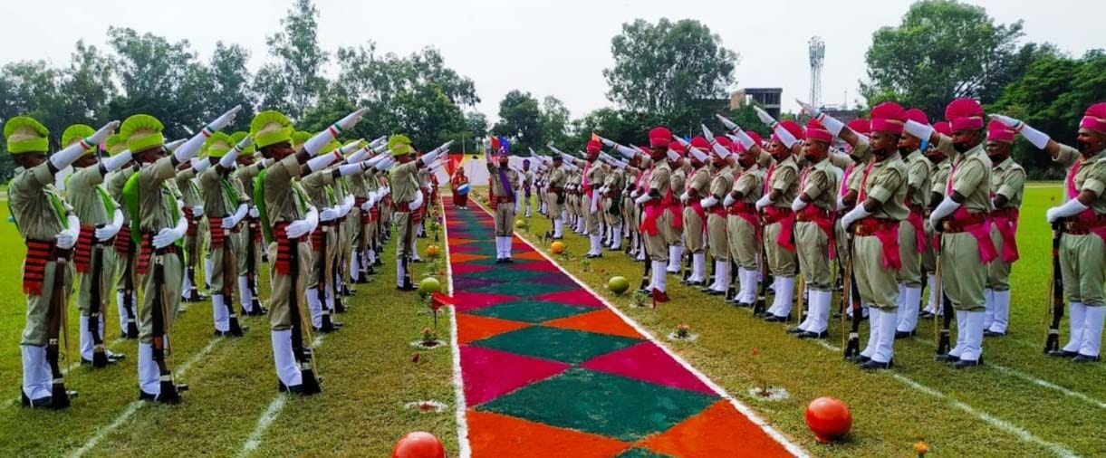 पुलिस लाइन में आयोजित दीक्षांत परेड के दौरान शपथ लेते ट्रेनिंग पूरी करने वाले आरक्षी। पुलिस लाइन में आयोजित दीक्षांत परेड के दौरान शपथ लेते ट्रेनिंग पूरी करने वाले आरक्षी।
