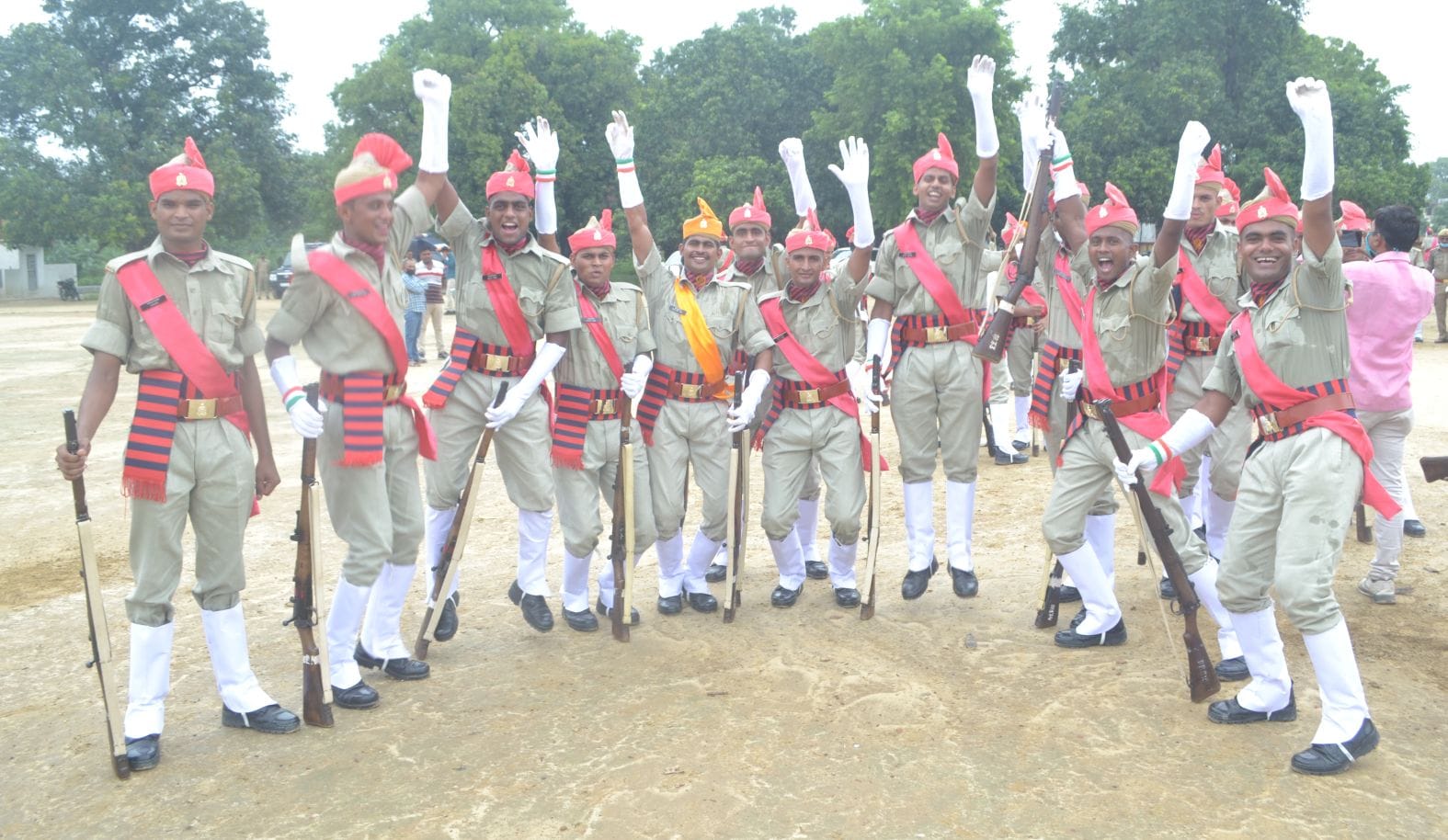 फतेहगढ़ स्थित पुलिस लाइन में पासिंग आउट परेड के बाद खुशी का इजहार करते पीएसी के जवान। संवाद