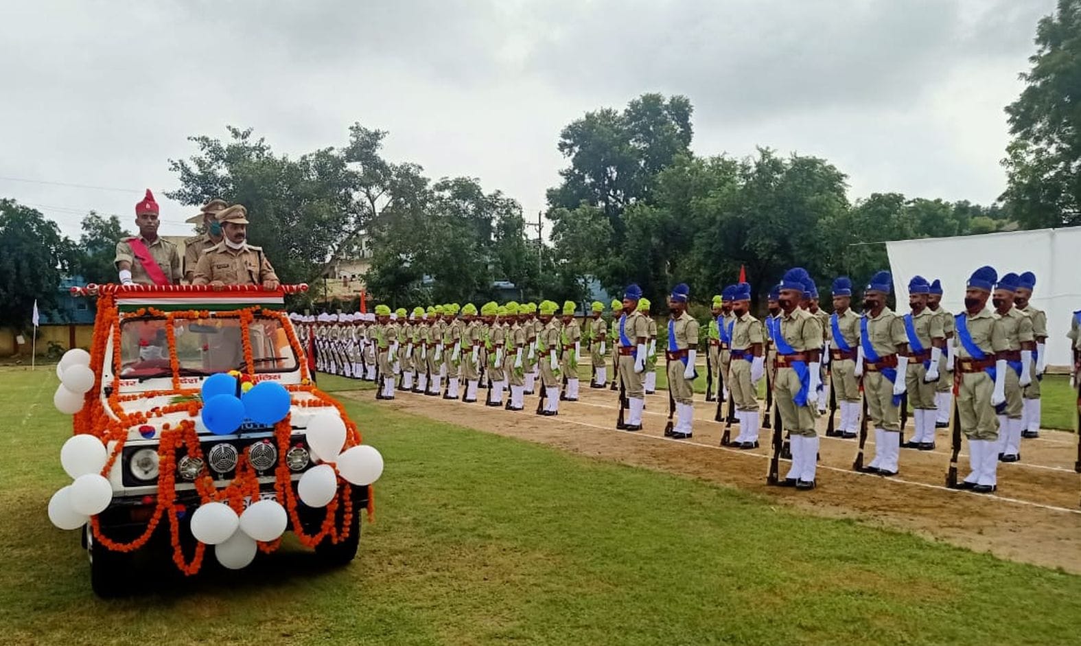 पुलिस लाइन में परेड का निरीक्षण करते एसपी डॉ. अनिल मिश्रा। संवाद