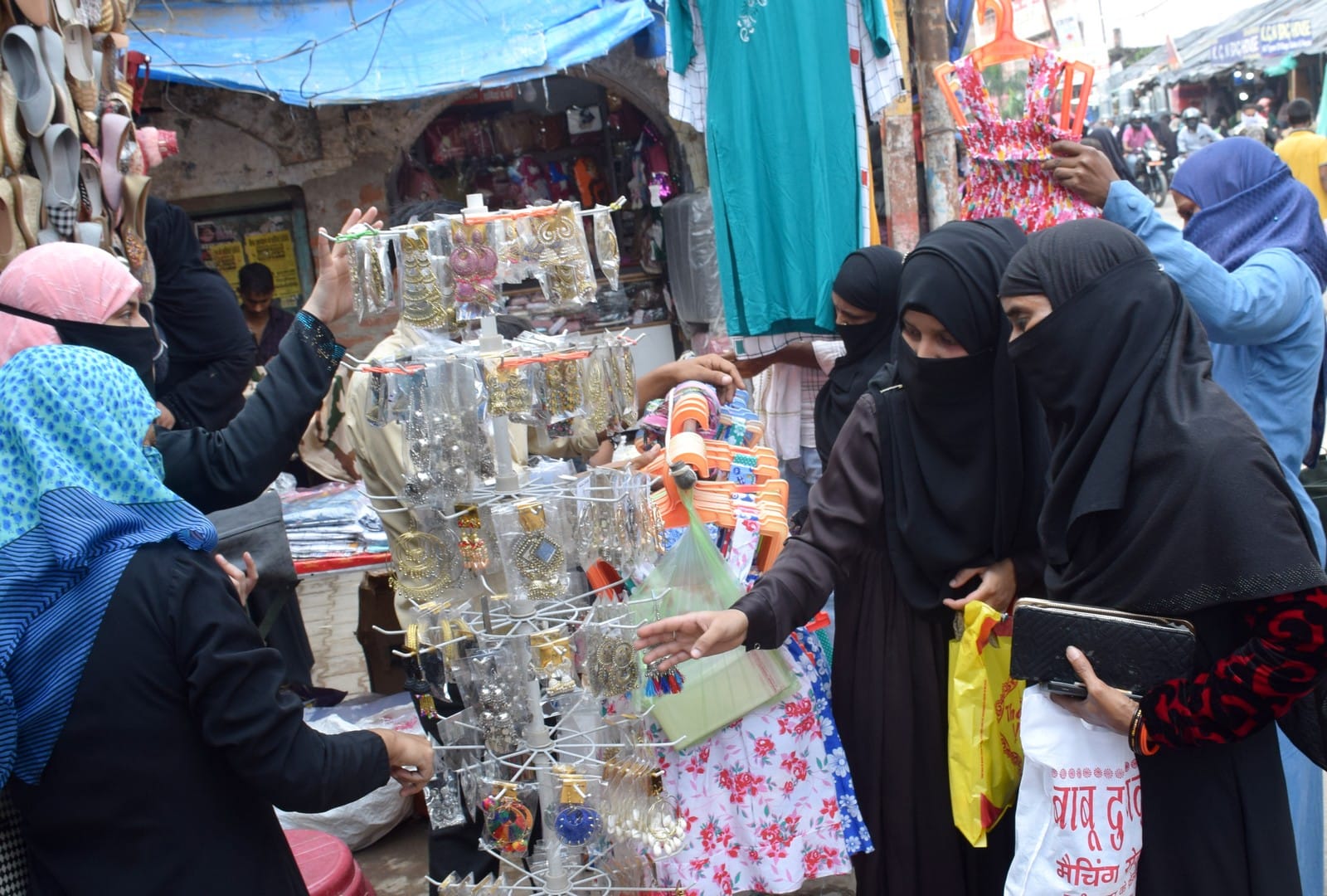 शहर के तकिया मुहल्ले से बकरीद के लिए खरिदारी करती महिलाएं।