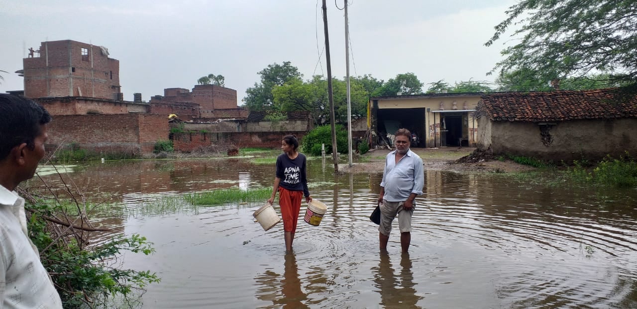 निकासी न होने से गांव के अंदर भरा बारिश का पानी