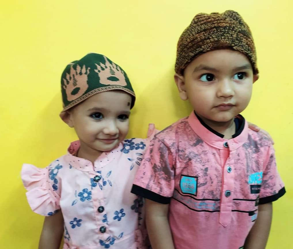 रसड़ा कस्बा में बकरीद पर्व पर खुशी मनाते बच्चे।