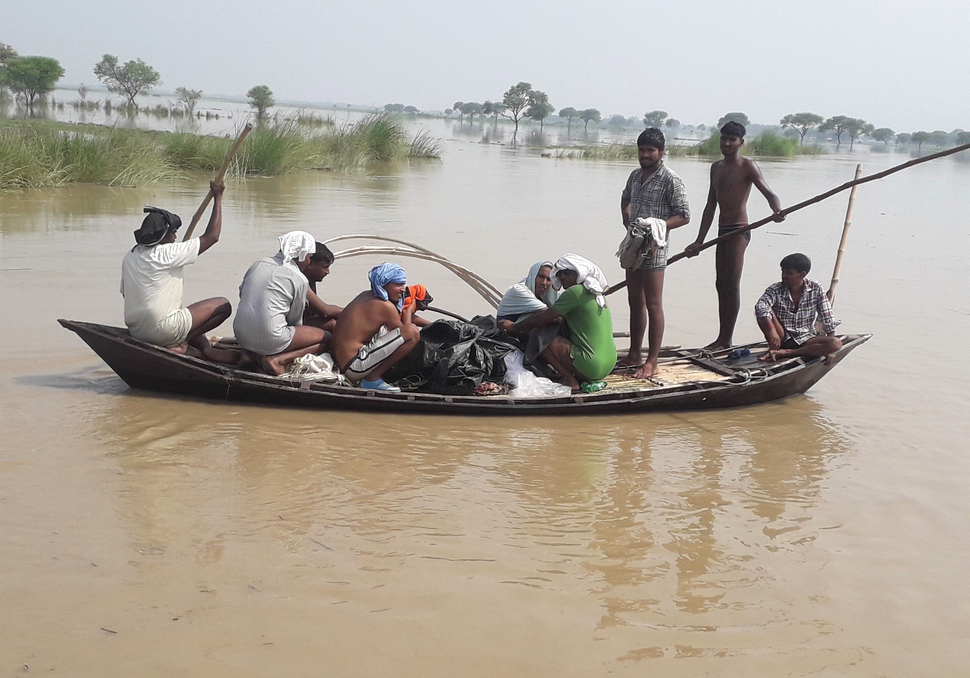 सगड़ी के चक्की में बाढ़ प्रभावित क्षेत्र से निकलते लोग। सगड़ी के चक्की में बाढ़ प्रभावित क्षेत्र से निकलते लोग।