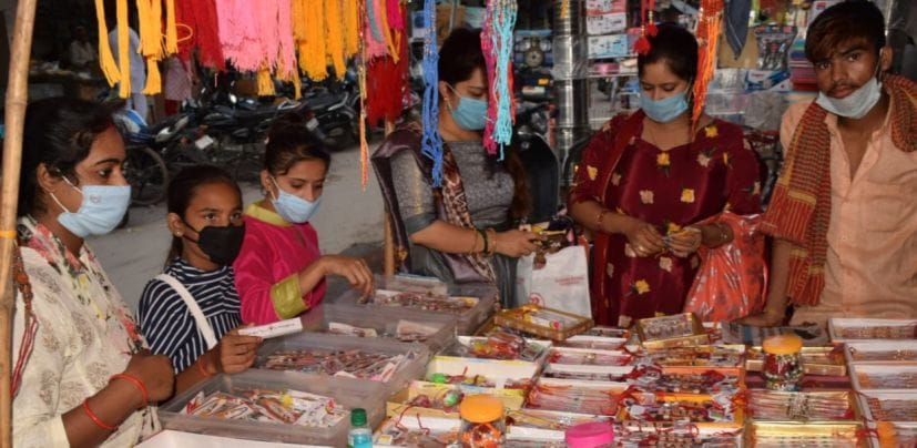रुद्रपुर के मुख्य बाजार में राखियां खरीदती महिलाएं। रुद्रपुर के मुख्य बाजार में राखियां खरीदती महिलाएं।