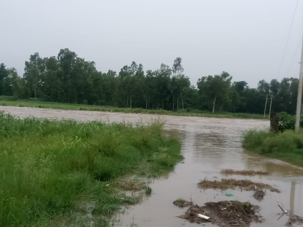बेहट के गांव मुर्तजापुर में संपर्क मार्ग पर पहुंचा मशकरा नदी का पानी। बेहट के गांव मुर्तजापुर में संपर्क मार्ग पर पहुंचा मशकरा नदी का पानी।