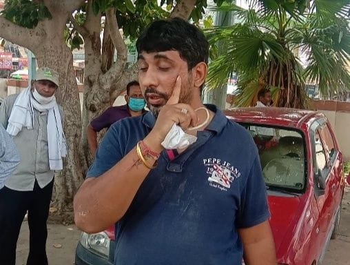 राजपुरा माइनर के पास लूट व मारपीट की जानकारी देता सीमेंट व्यापारी नितिन।