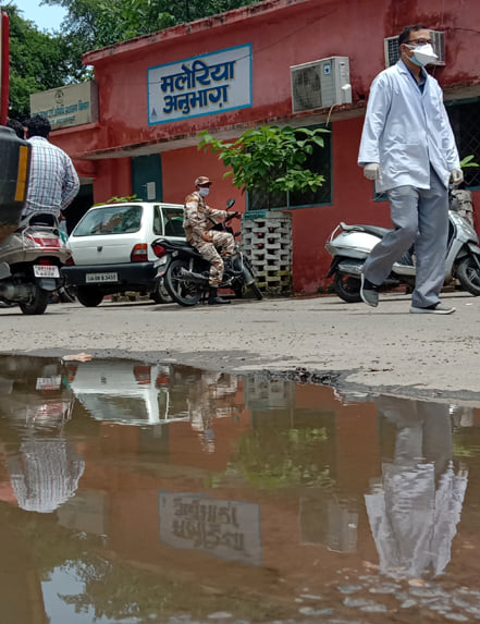 जिला अस्पताल में मलेरिया कार्यालय के बाहर भरा पानी जिला अस्पताल में मलेरिया कार्यालय के बाहर भरा पानी