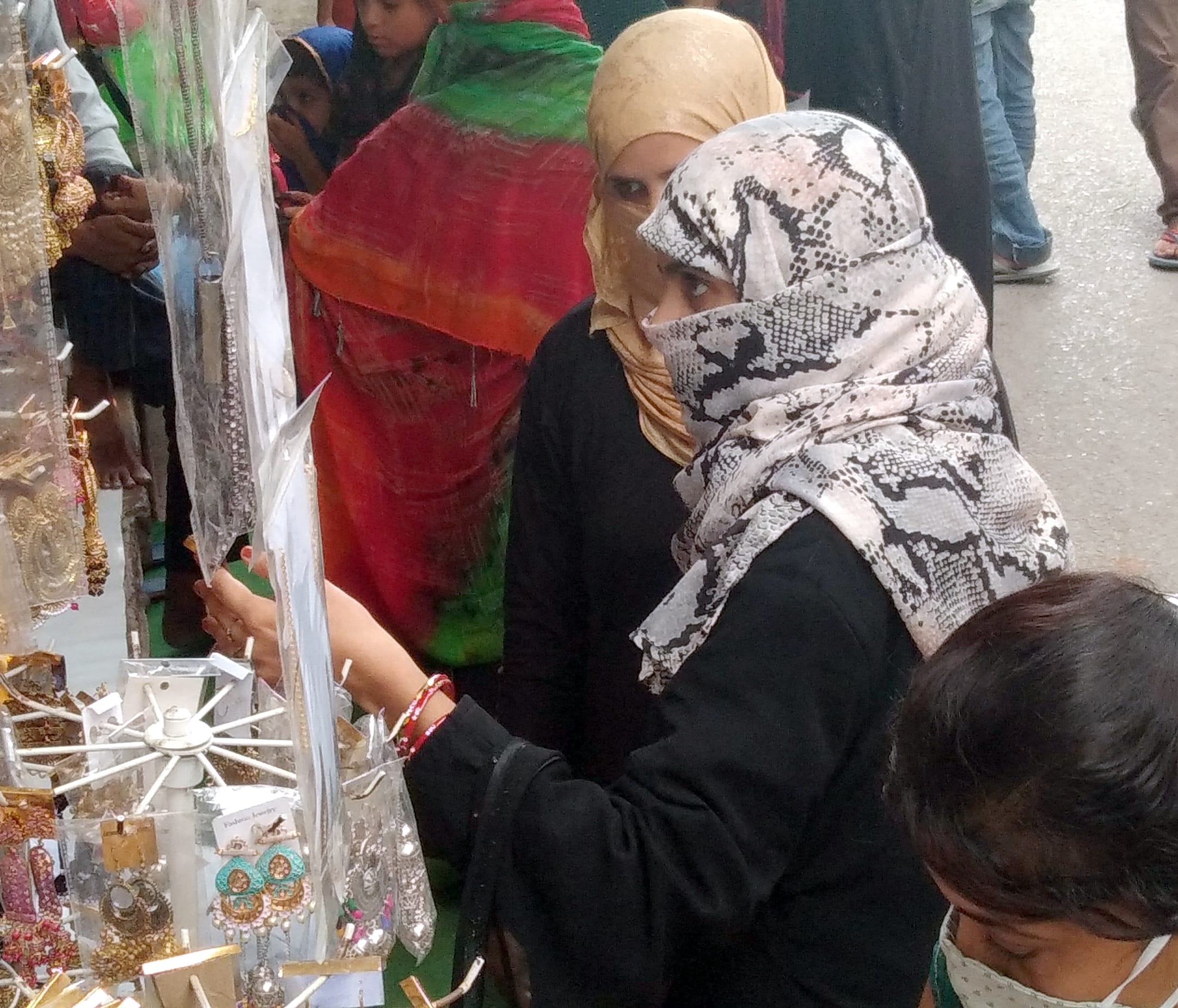 शामली बडा बाजार में ईद पर खरिदारी करती महिलाएं शामली बडा बाजार में ईद पर खरिदारी करती महिलाएं