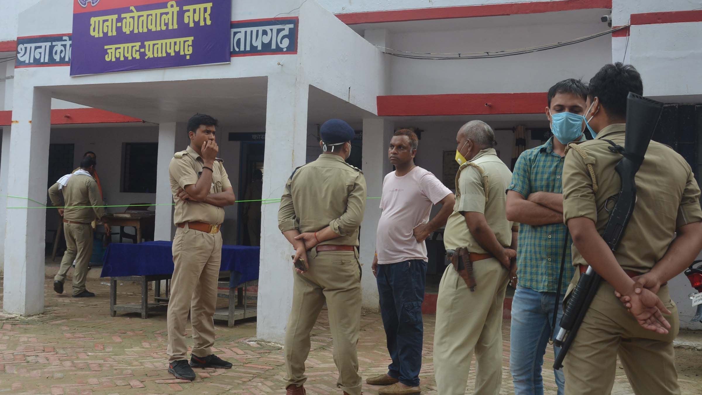 नगर कोतवाली में भाजयुमों के काशी प्रांत महामंत्री से विवाद के बाद लगी भीड़। नगर कोतवाली में भाजयुमों के काशी प्रांत महामंत्री से विवाद के बाद लगी भीड़।