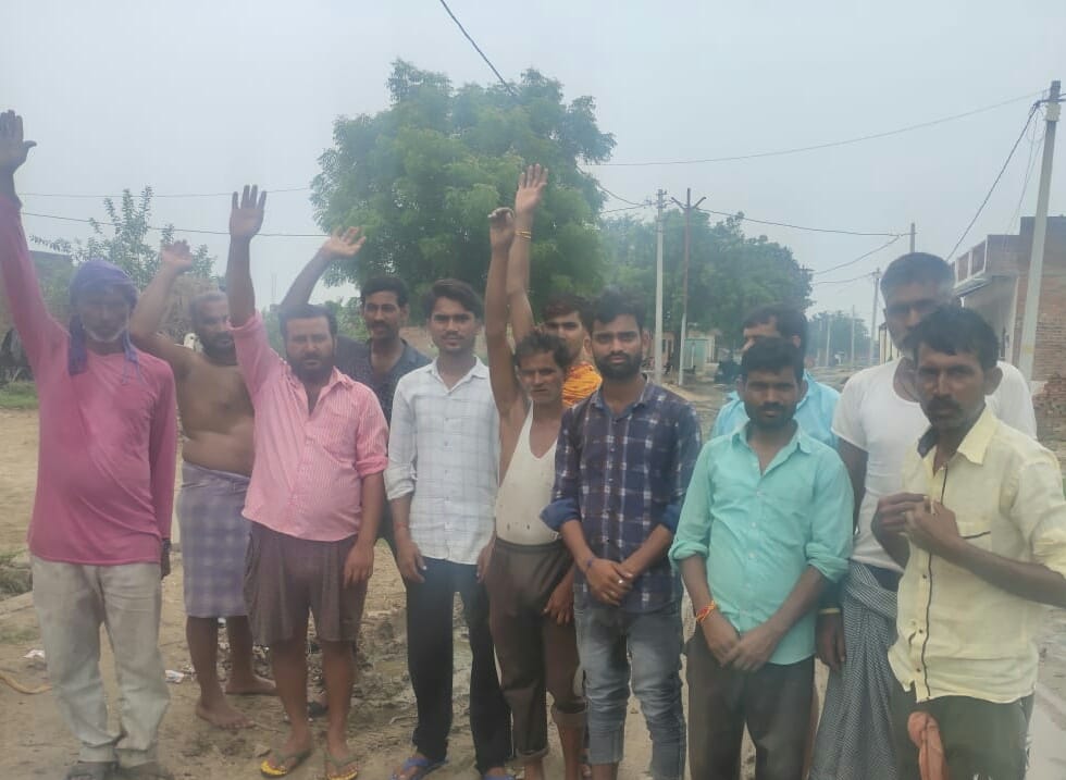 सड़क को लेकर नारेबाजी करते ग्रामीण सड़क को लेकर नारेबाजी करते ग्रामीण