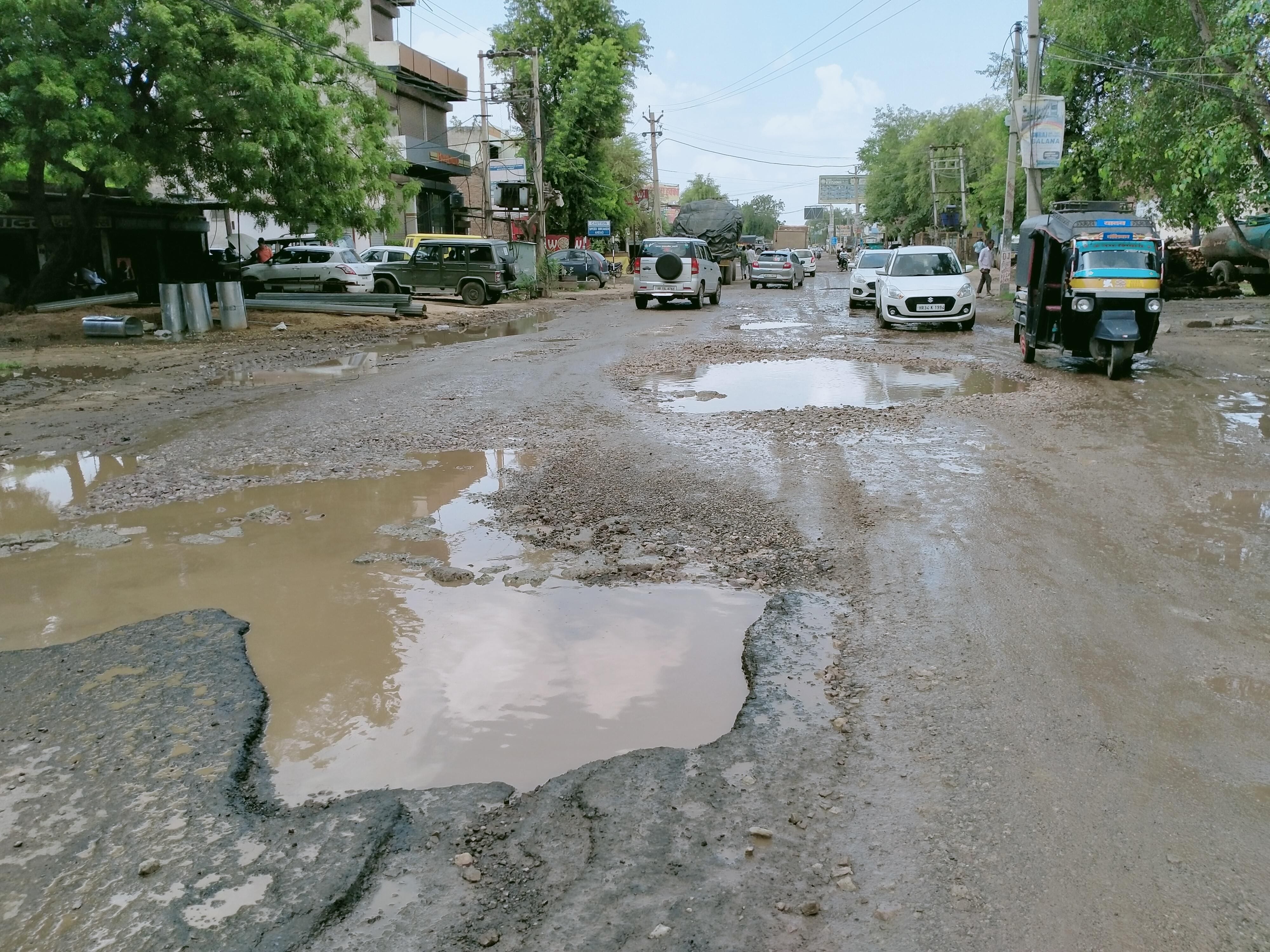 नारनौल-दादरी हाईवे पर बने गड्ढे में भरा बारिश का पानी। नारनौल-दादरी हाईवे पर बने गड्ढे में भरा बारिश का पानी।