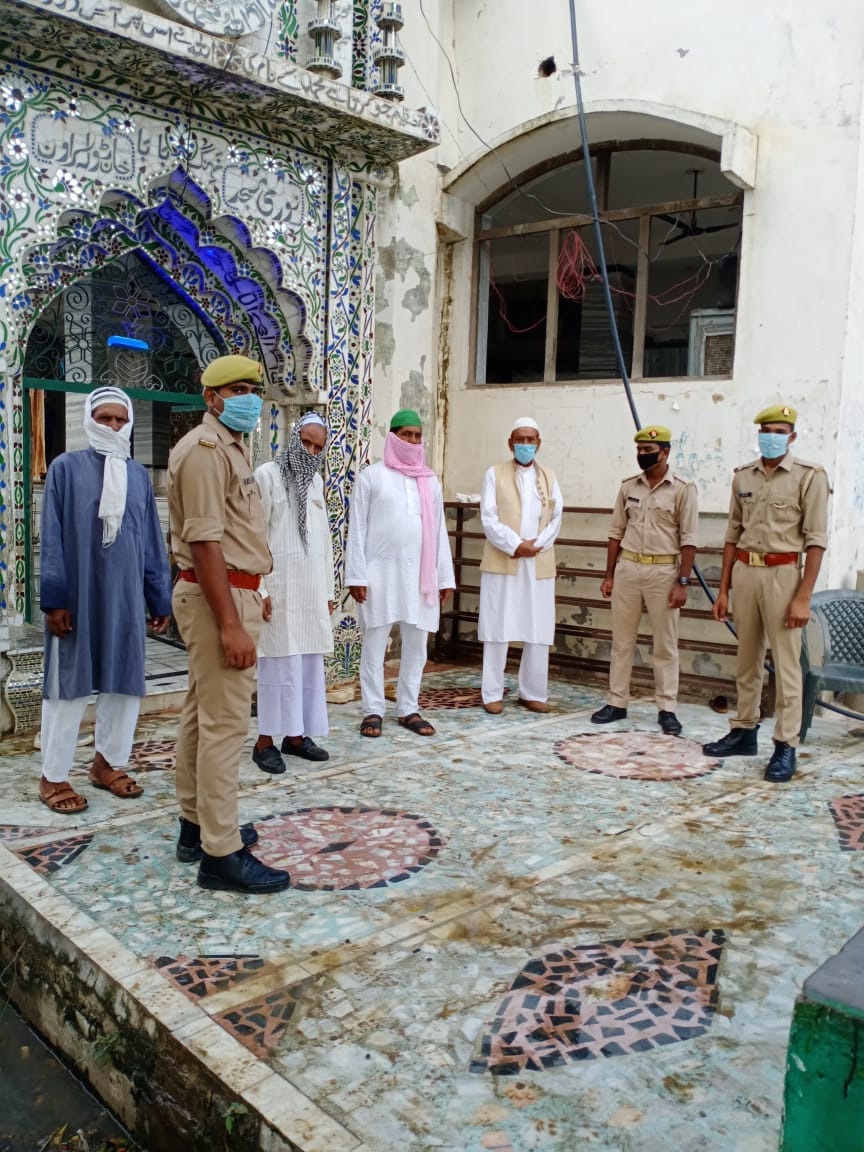 सरावन में पठान टोला मस्जिद में नमाज पढ़ कर निकलते मुस्लिम समाज के लोग सरावन में पठान टोला मस्जिद में नमाज पढ़ कर निकलते मुस्लिम समाज के लोग