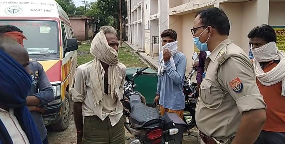 गांव के लोगों से घटना की जानकारी लेने चैकी प्रभारी