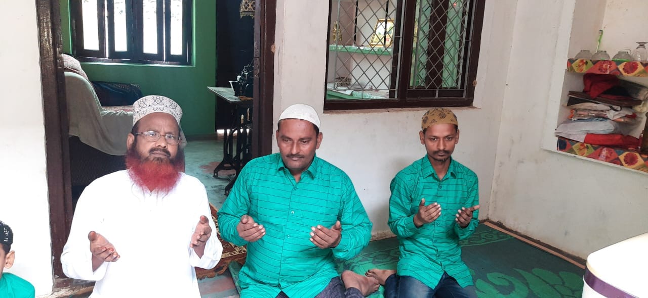 रामपुरा में मस्जिद में नमाज पढ़ते लोग रामपुरा में मस्जिद में नमाज पढ़ते लोग