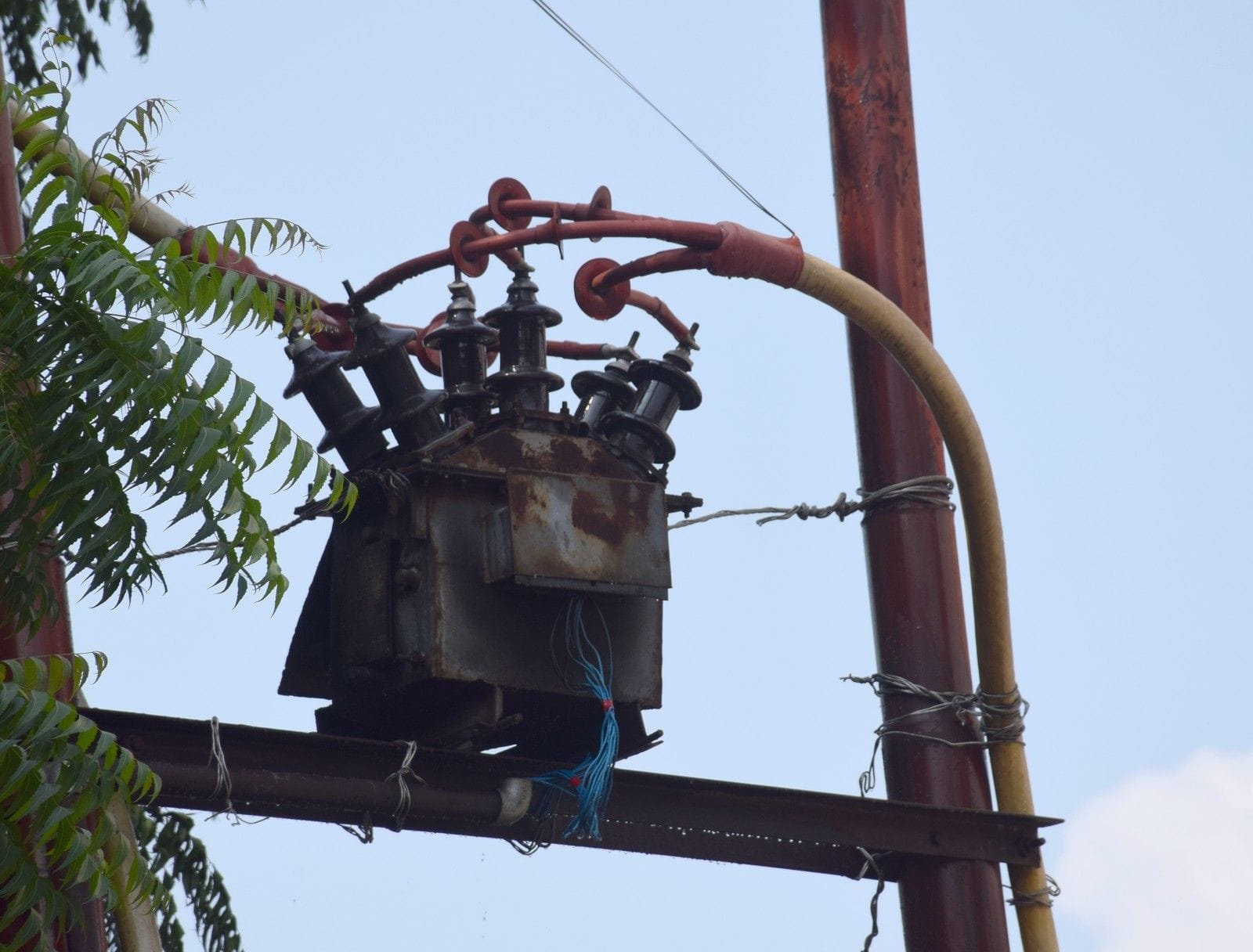 शहर के सिधारी स्थित श्रीराम लीला मैदान के पास बिजली का ट्रांसफार्मर में आग लगने से फटा। शहर के सिधारी स्थित श्रीराम लीला मैदान के पास बिजली का ट्रांसफार्मर में आग लगने से फटा।
